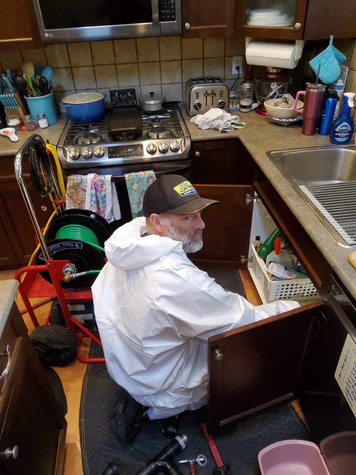 Pump chamber floats and alarm being function-tested during a LaVergne's septic inspection